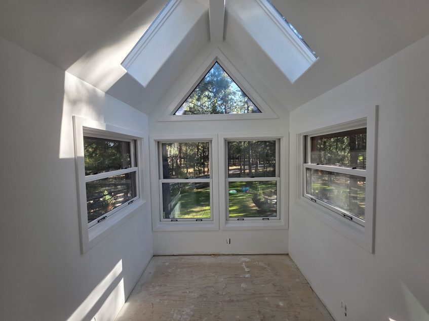 Level 5 drywall Bend Oregon vaulted sunroom with skylights and smooth seam-free walls